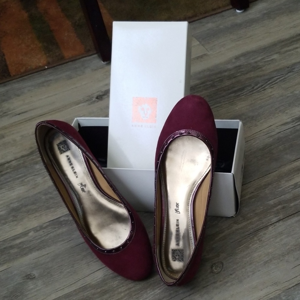 Maroon studded flats